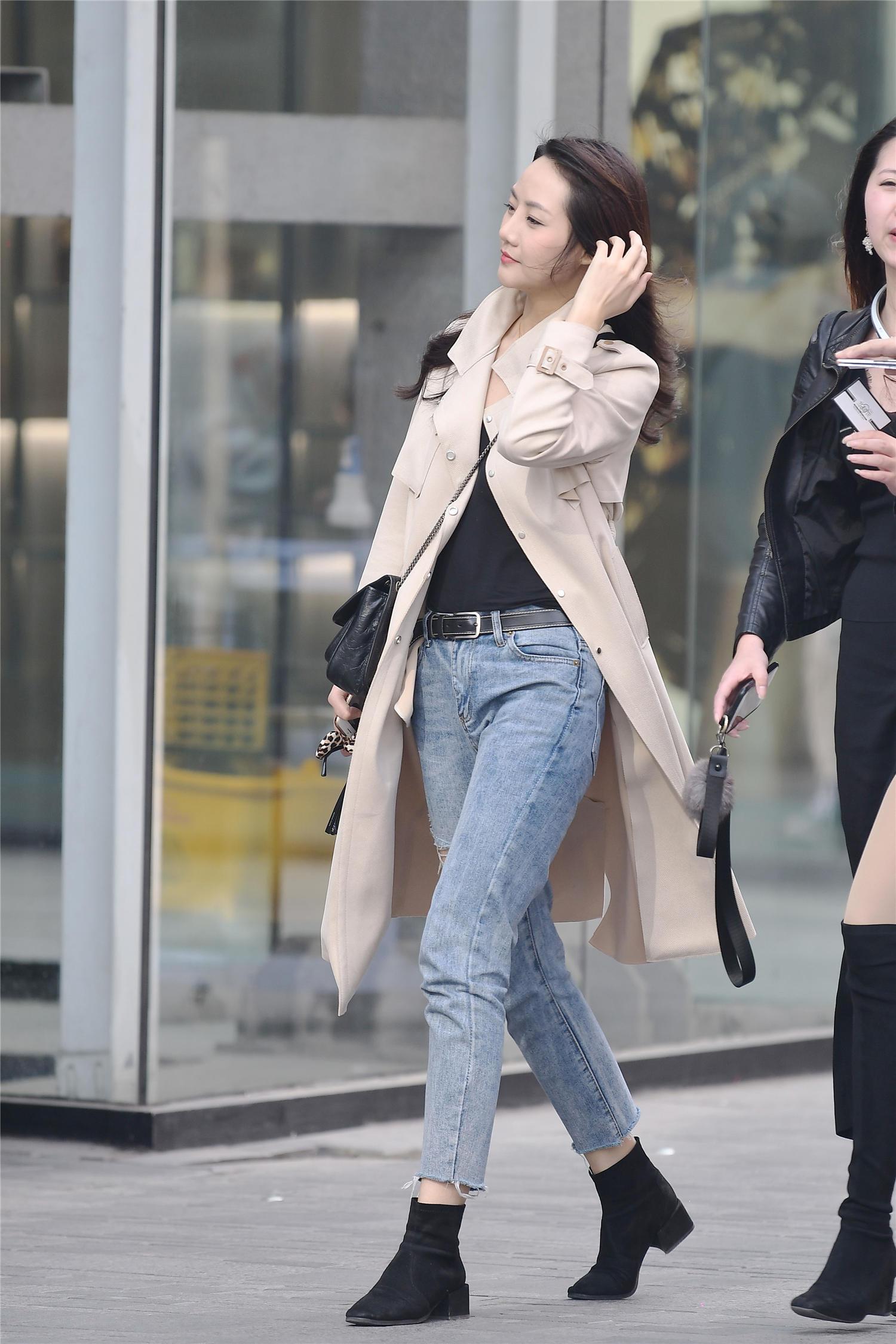 宽松牛仔裤搭配出显瘦效果,修身牛仔裤展现身材曲线,你喜欢哪款