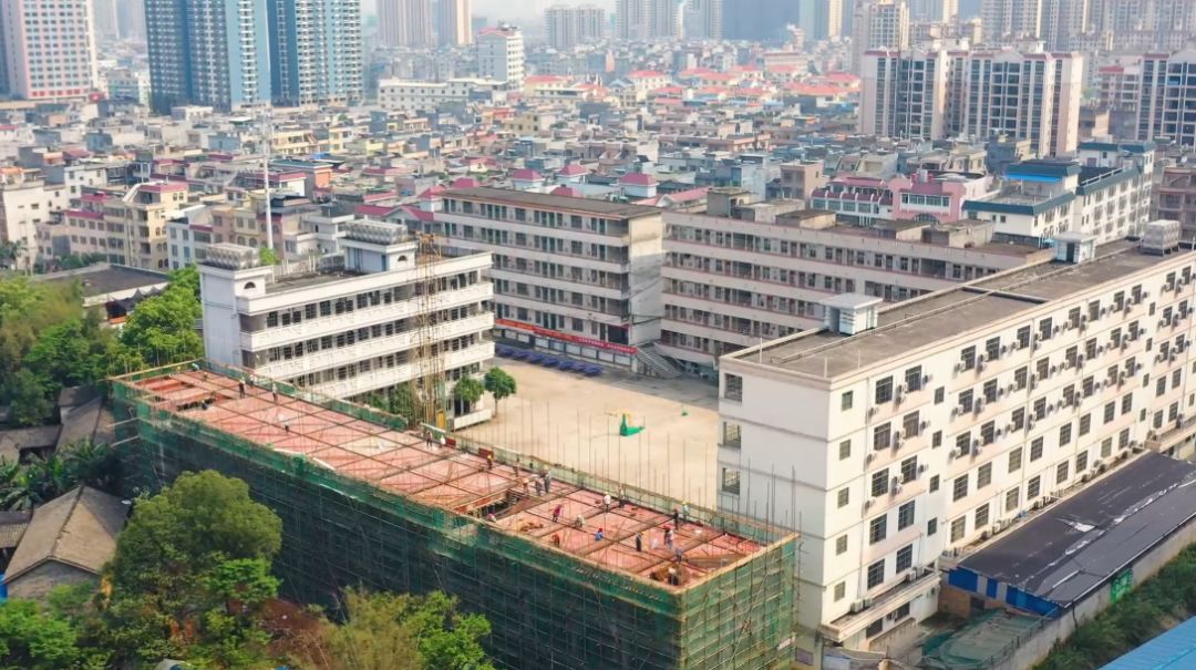 航拍校园 | 今天,换个角度看桂平"最高"学府!_第四中学