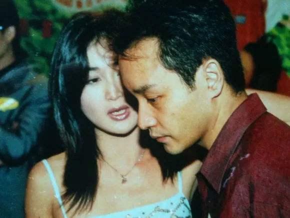 原创54岁港星温碧霞忆张国荣与唐鹤德恩爱事称每到阴天就会想起哥哥