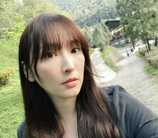 照片中吴佩慈上身穿一件黑色外套,素颜出镜,留着齐刘海头发非常柔顺的