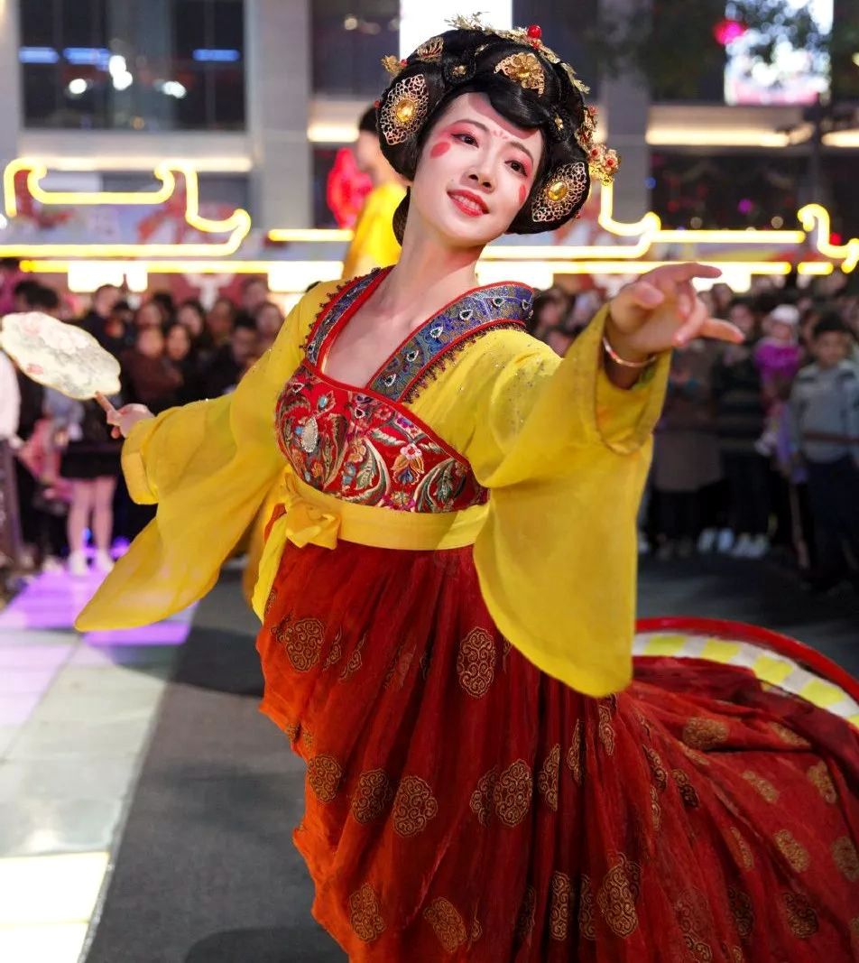 2020西安大唐不夜城不倒翁小姐姐又火了,但是这种火宁可不要