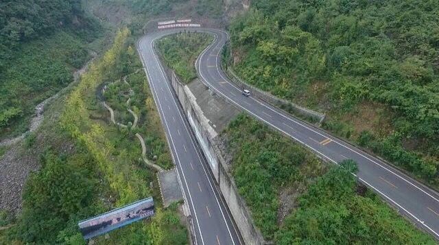 镇巴连通公路通畅网搭建脱贫致富路