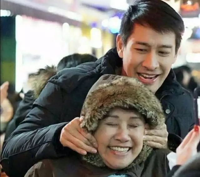 原创泰星的妈妈们长啥样mike妈妈像姐姐jamesj妈妈很和蔼