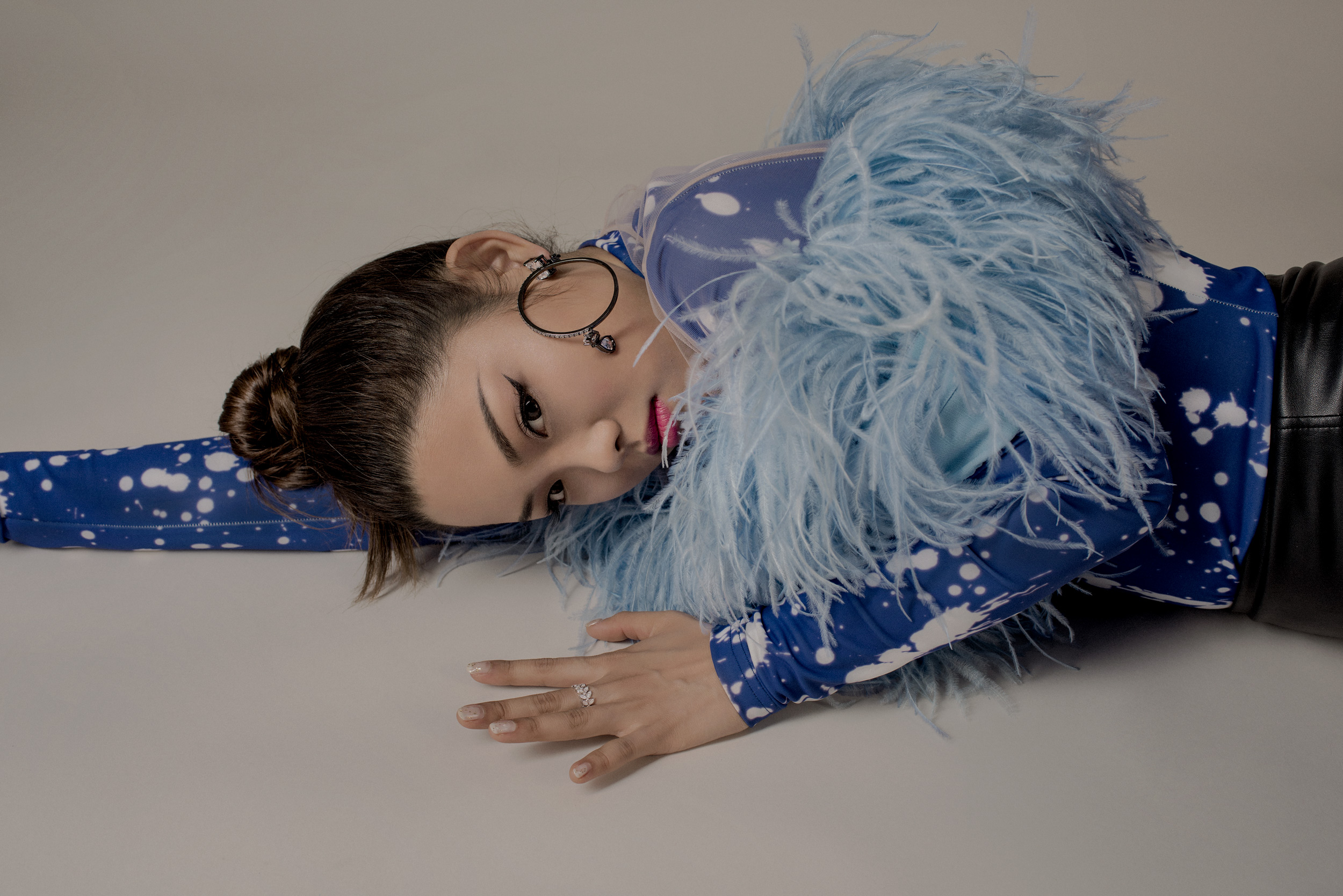 演员王莎莎摩登大片曝光脏辫造型令人眼前一亮