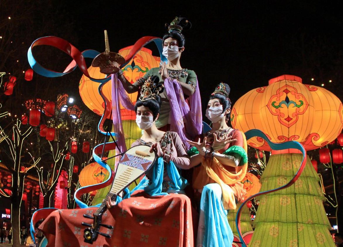 影响了,不倒翁,石头人,敦煌飞天表演的演员们都是带着口罩的来演出了