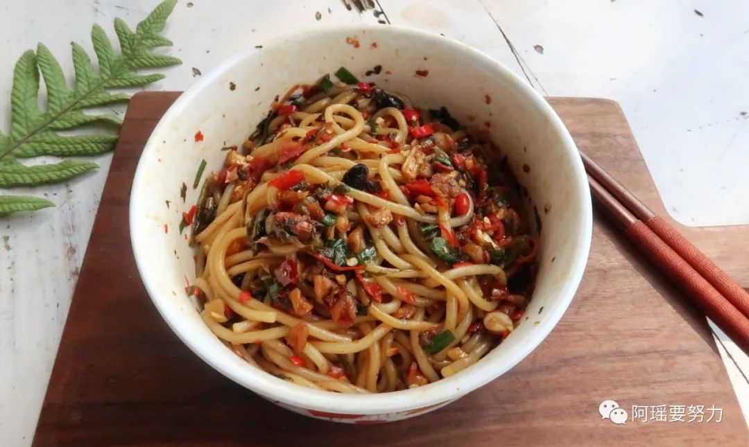 来一碗鲜爽麻辣滑溜的拌粉吧