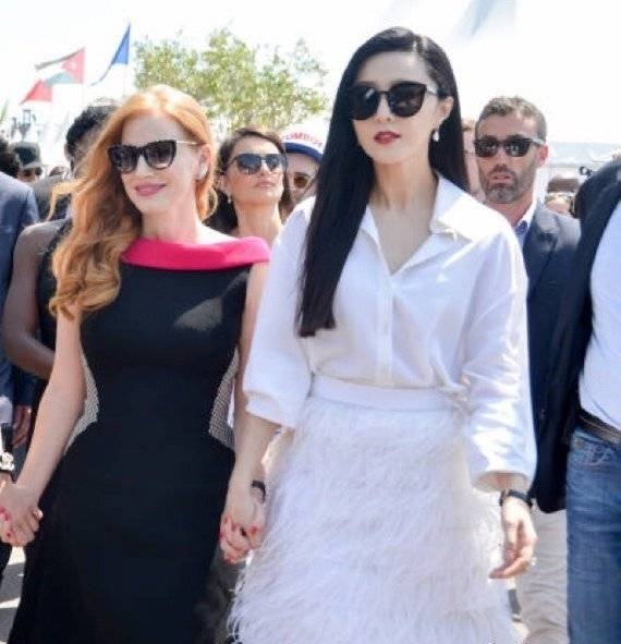 范冰冰高调为劳模姐庆生,两人相拥合拍,霸气冰变小女人美艳不输