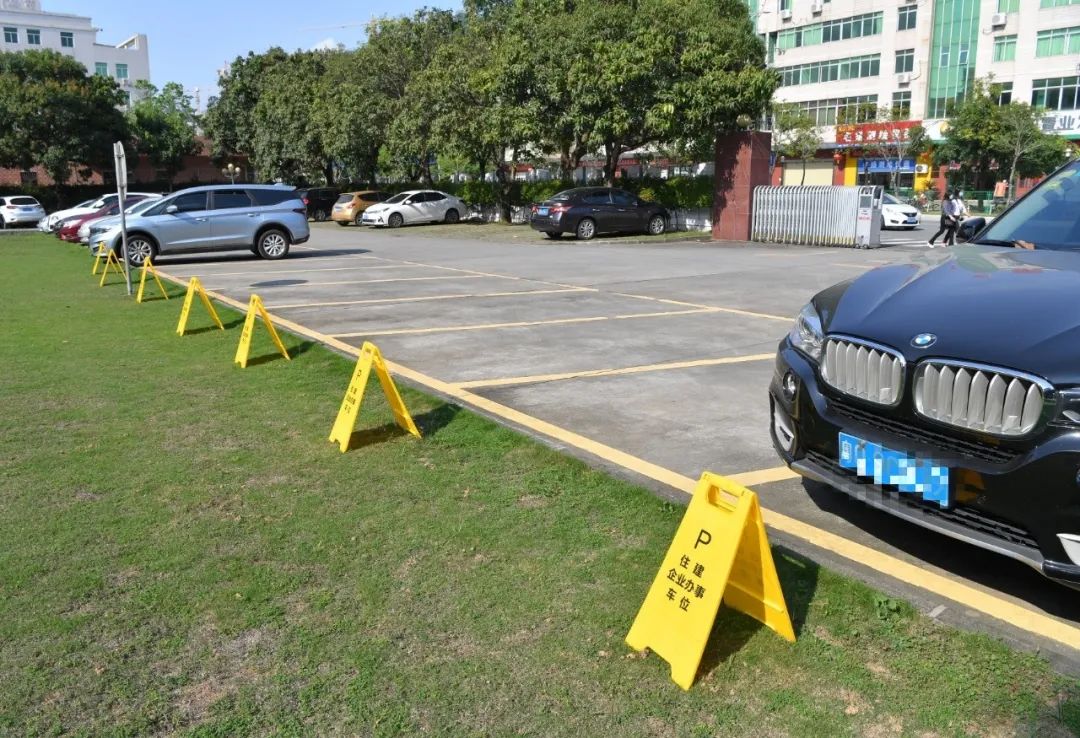住建企业办事车位在市住建局的停车场里,同样也有办事群众专用停车位