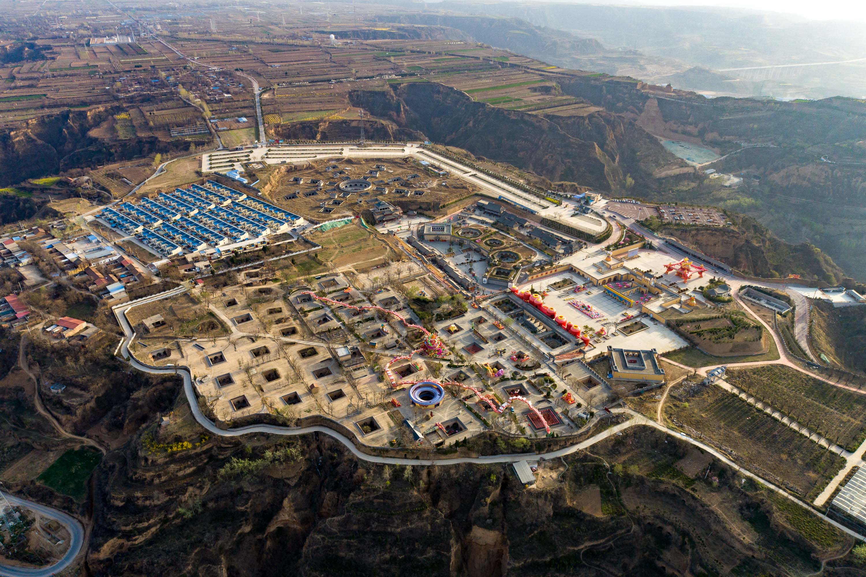 全村房屋都建在地下,村委会也不例外,村民开会能够"坐院观天"_北营村