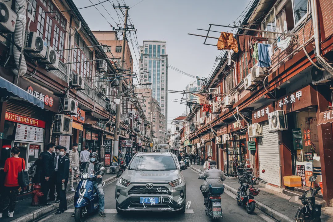 诞生于1865年的广东路,还是上海第一辆有轨电车行驶的终点站.