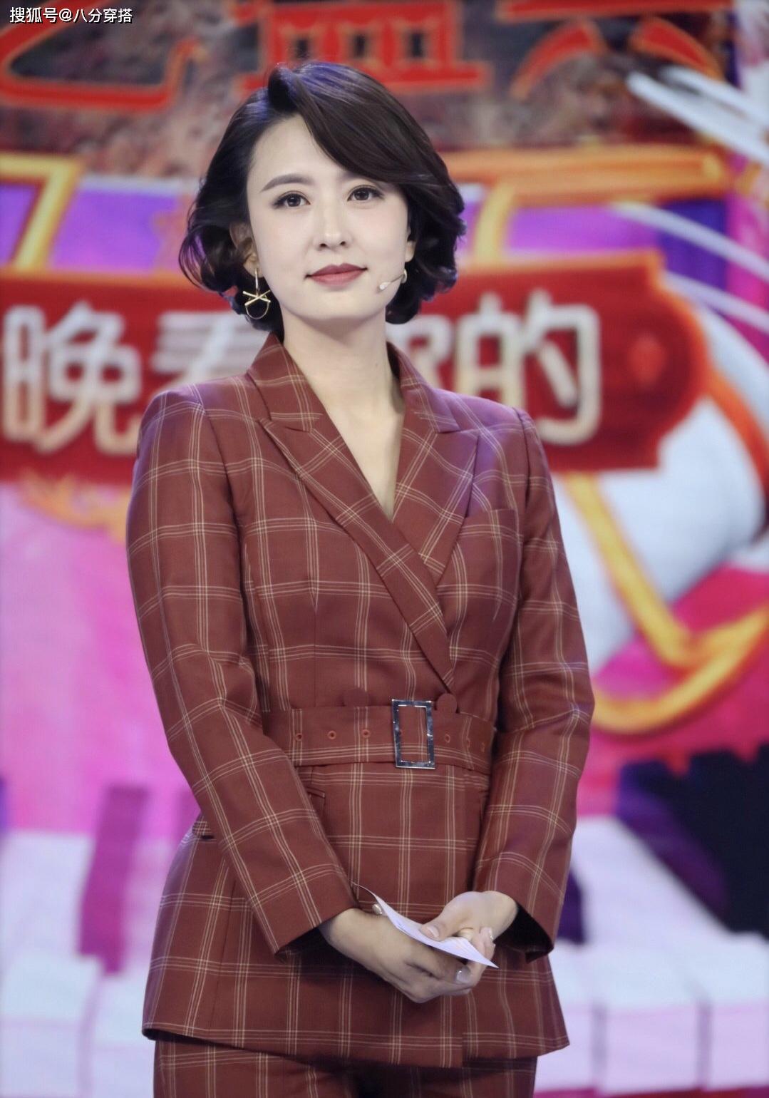 原创著名主持人张蕾太美了,摩卡波波头搭配西服套装,干练知性