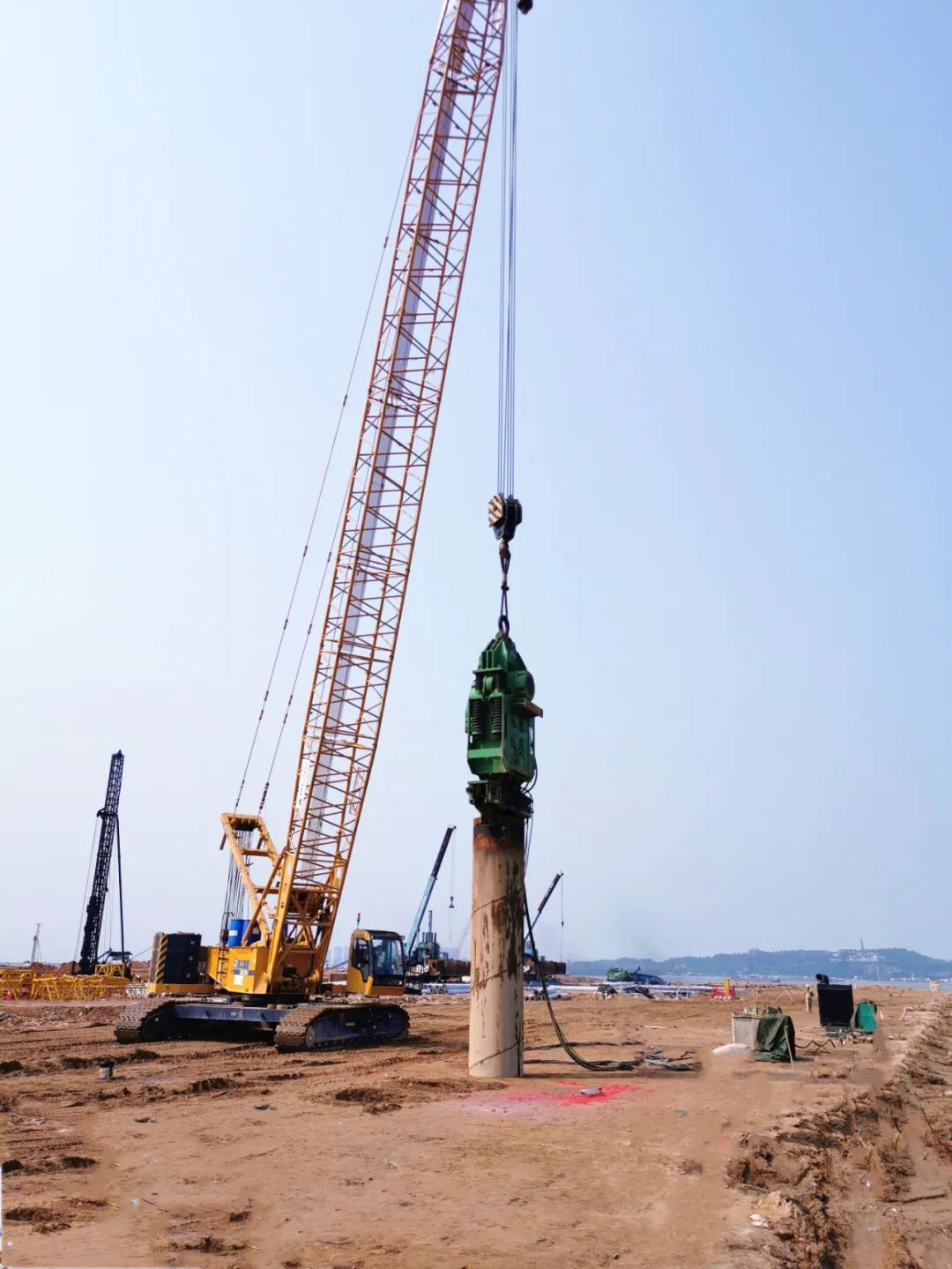 沉桩施工3000吨级驳船泊位码头在工程项目施工现场,一台台大型设备