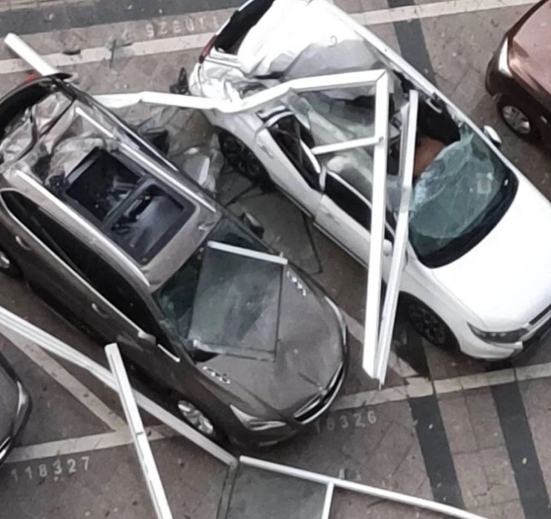 一阵狂风后,车被砸,该找谁算?