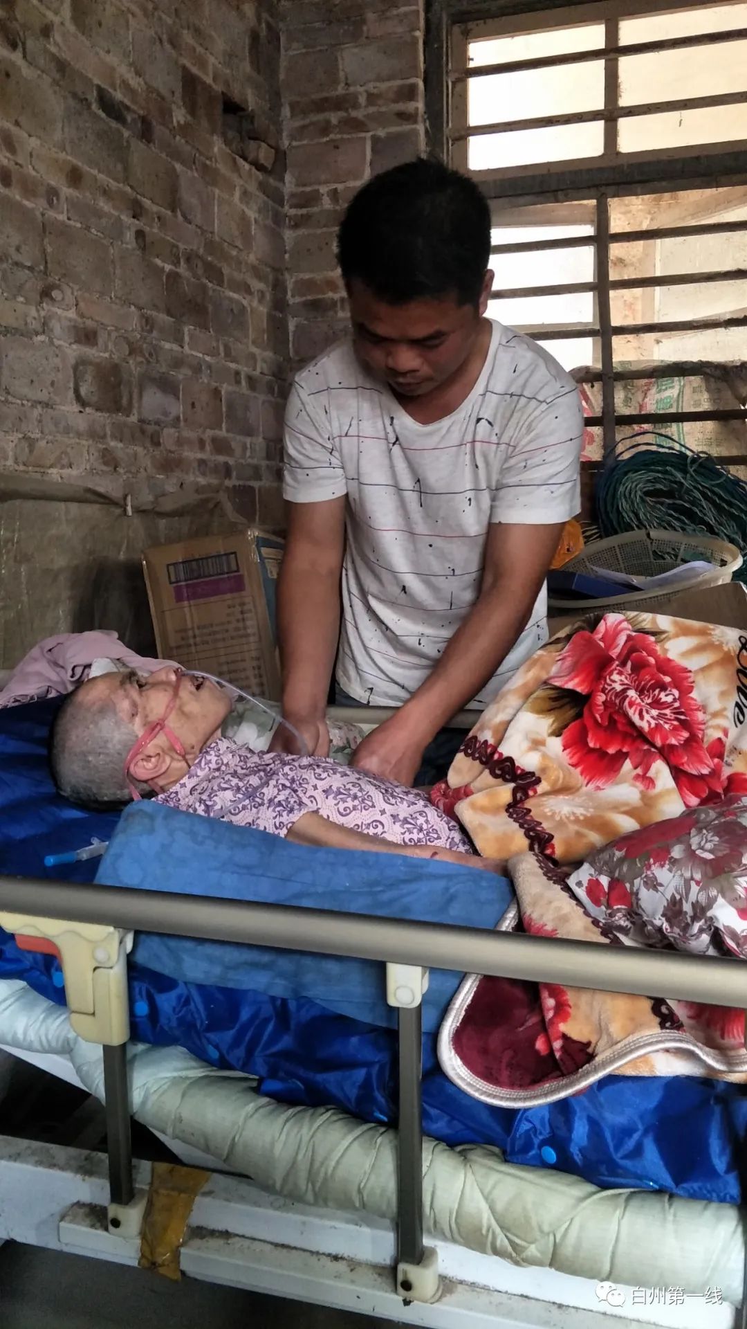 感人博白小伙悉心照顾植物人母亲5年每2小时为其翻身按摩一次