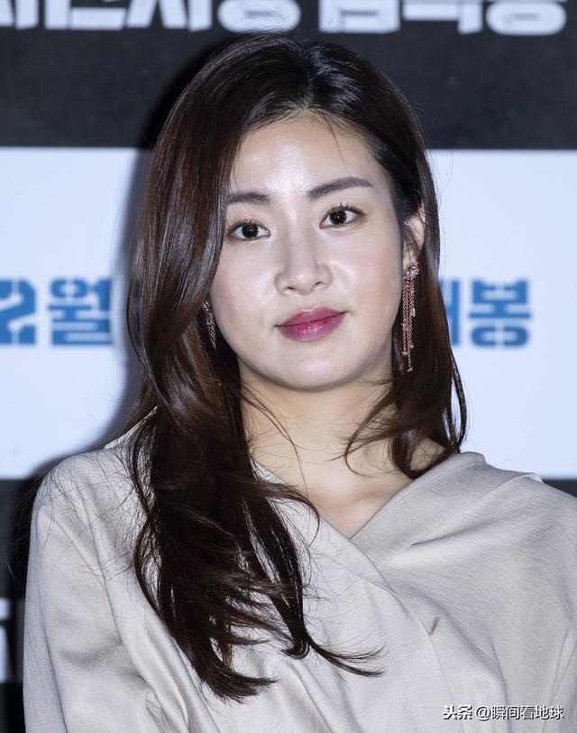 姜素拉连衣裙现身体态丰盈魅力十足