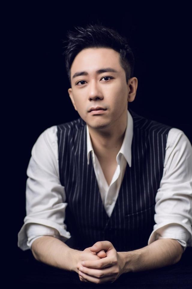 不管之前怎么样,反正现在的王自健,通过作品来看,他的演技还是不错的