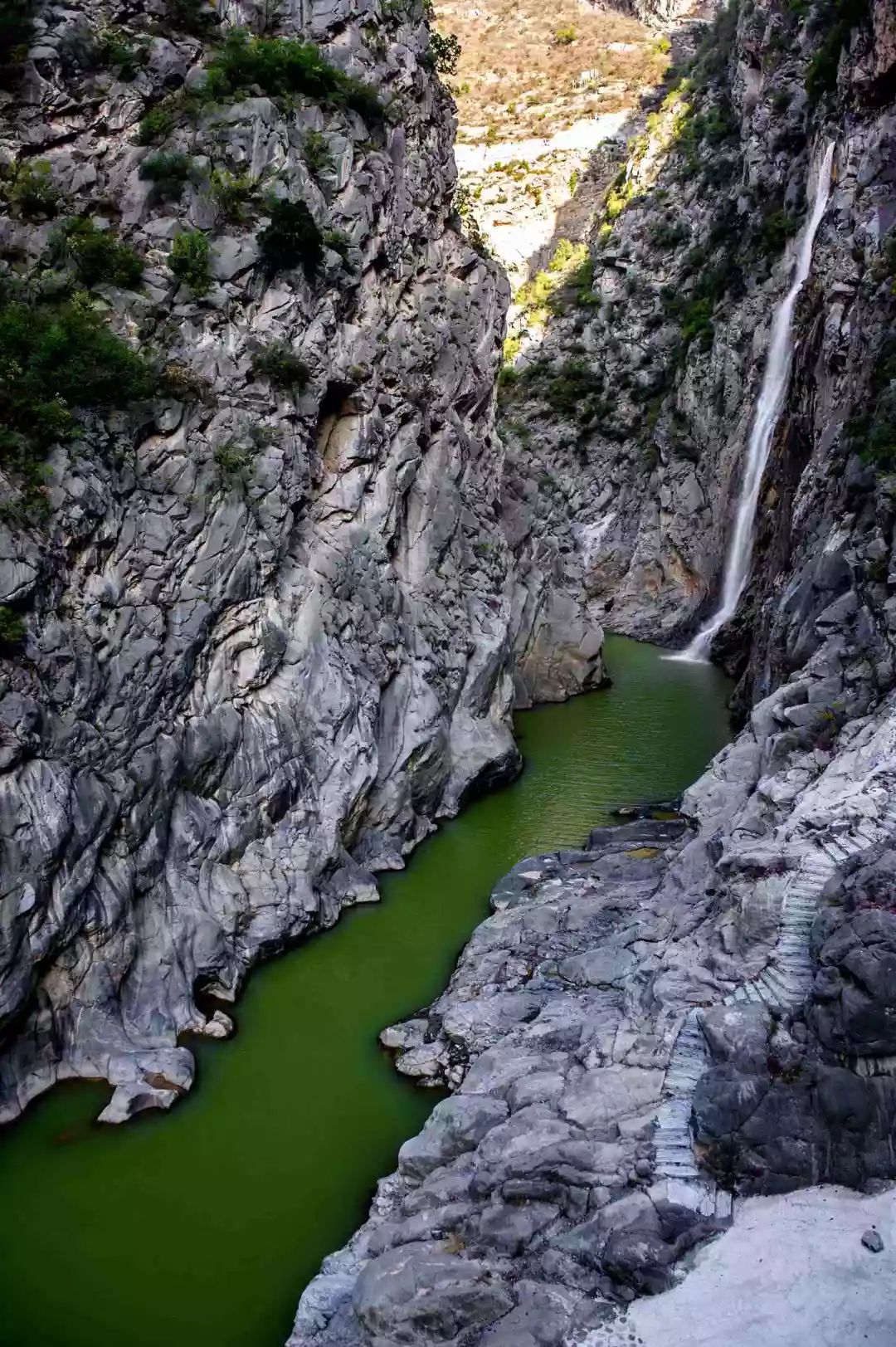它西引泾水东注洛水,长达 300 余里,灌溉面积号称4万顷.