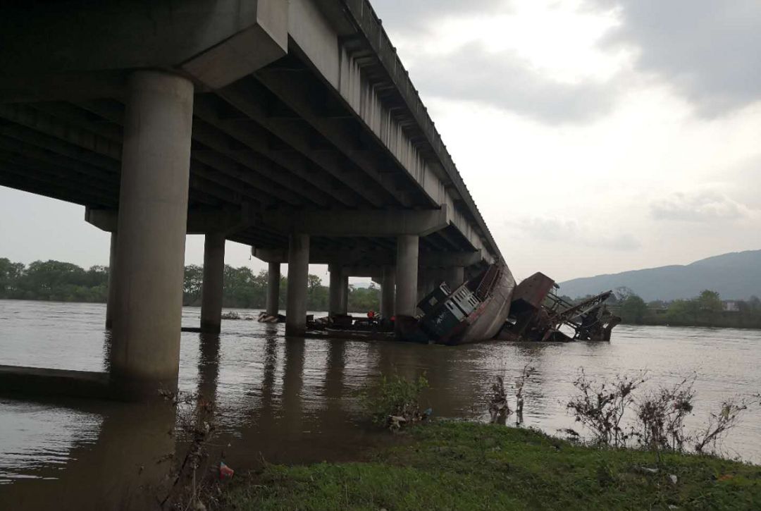 3月19日,一艘挖沙船由于失控撞向了湘江大桥,而这座大桥位于g72泉南