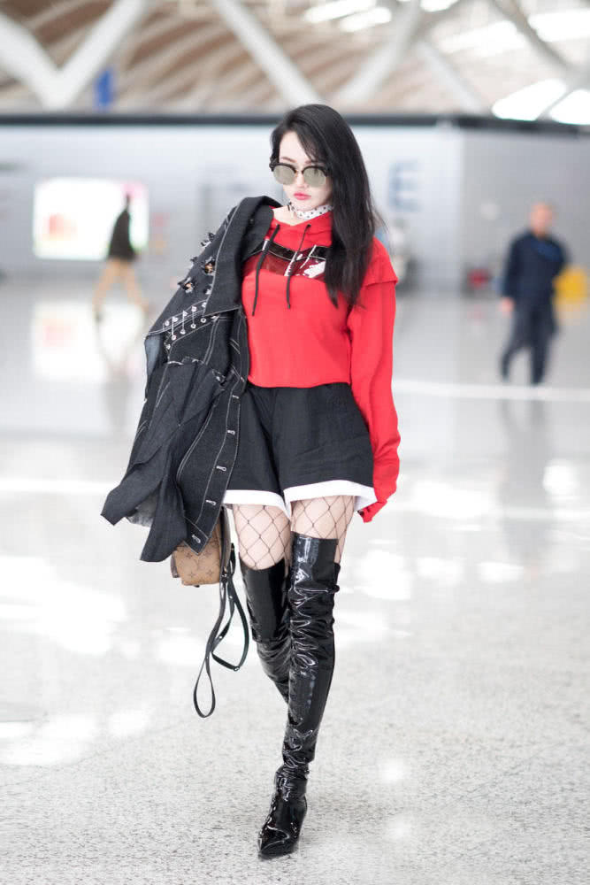 渔网袜搭配过膝长筒靴,这一身穿搭的冉莹颖非常的性感时尚,搭配一件深