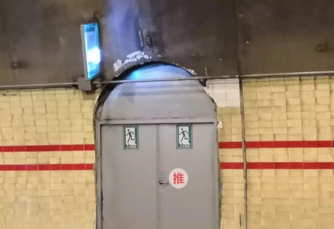 g35济广高速东至县境内货车隧道内起火,司机熟练动用消防设施自救