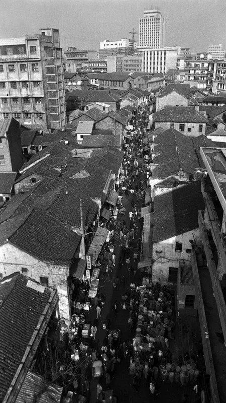 1989年,梅溪桥老街是岳阳南杂食品的主要集散地.