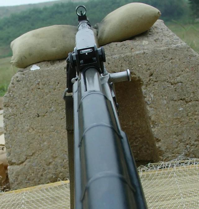 军武文化经典回忆81式自动步枪皮实耐用一把历经战火考验的好枪
