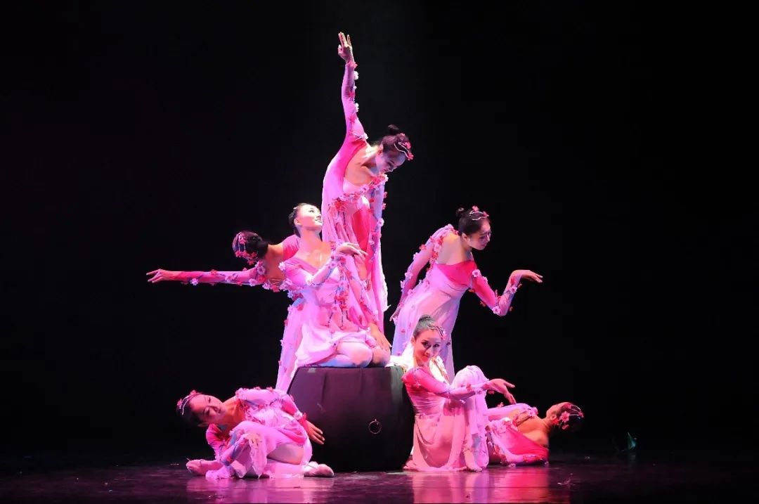 使得舞蹈更加具有神韵.