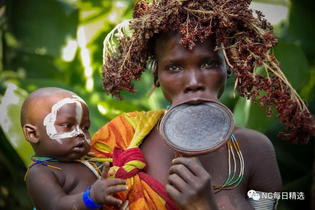 苏里族母亲摄于衣索比亚基比什(kibish)附近的苏里族(suri)部落photo