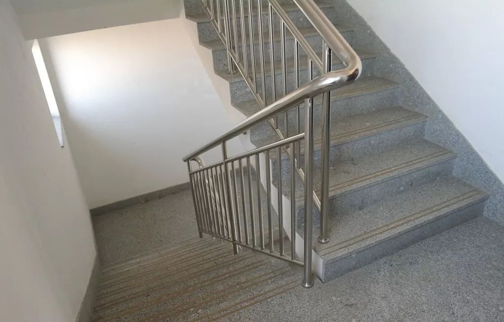 厨房是家庭用火最多的地方,清理厨房的重点是让油,纸,布等可燃物远离