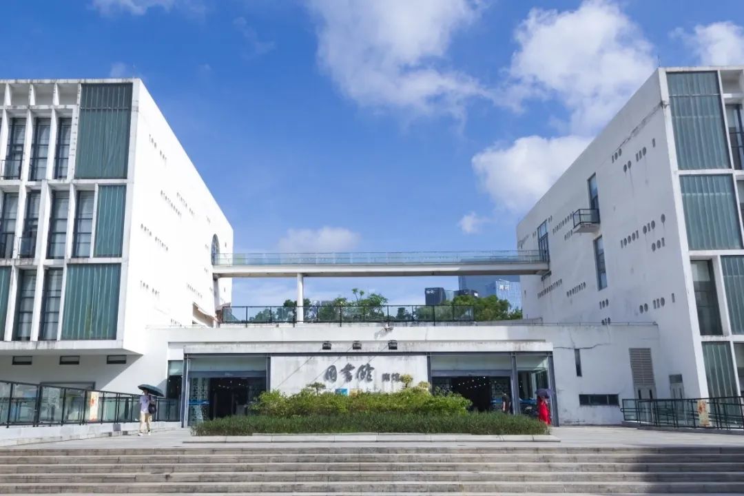 然后跑去更新净的南图看书,这次回去,想去北图书馆,再看一次后海的