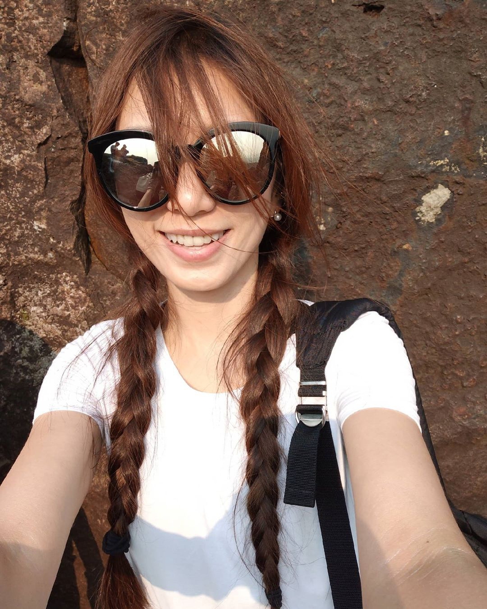 "照片中田馥甄扎着双麻花辫,戴着墨镜自拍,笑容甜美.