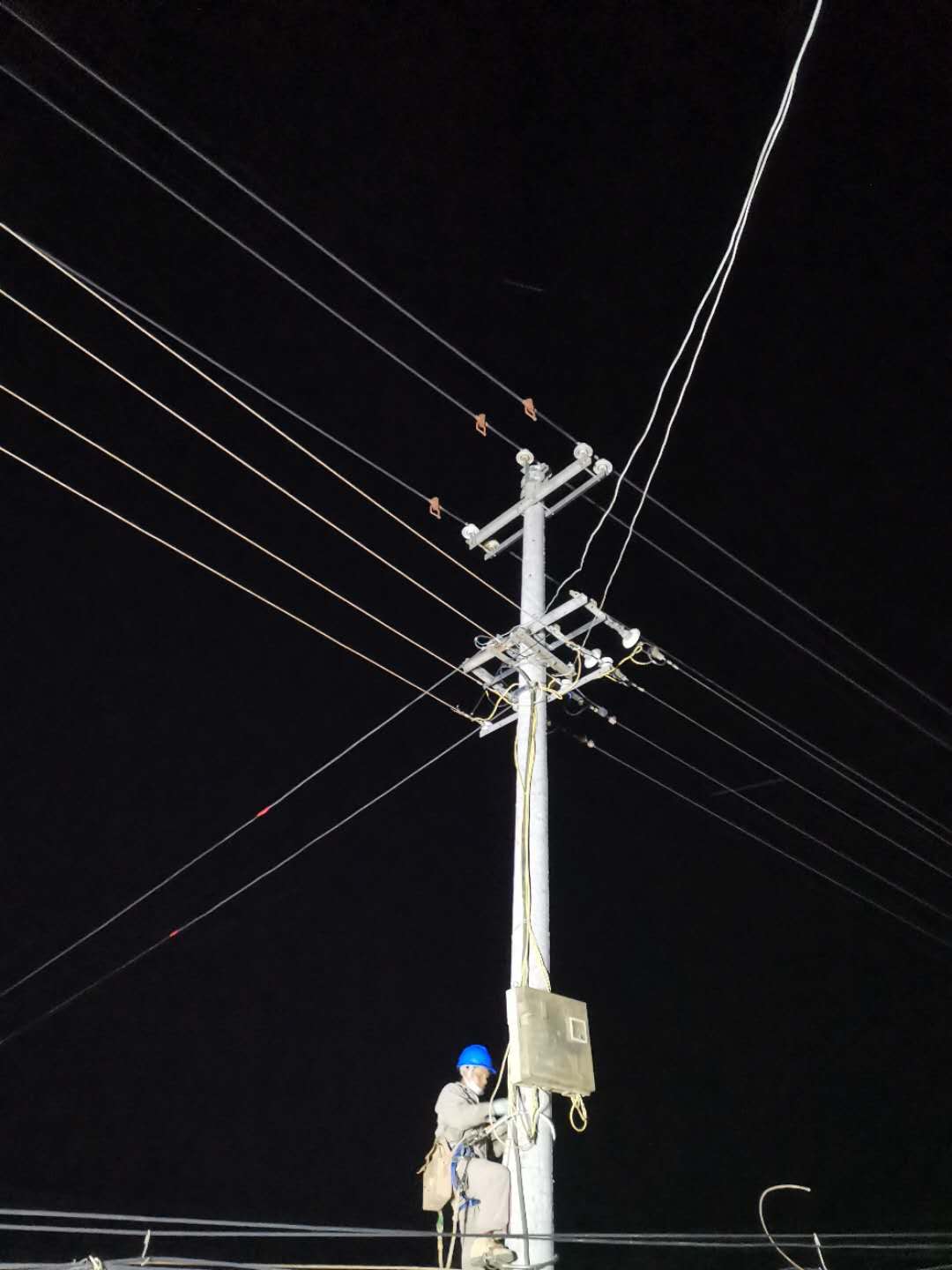 电杆被车辆撞断 陆良供电局连夜抢修终恢复