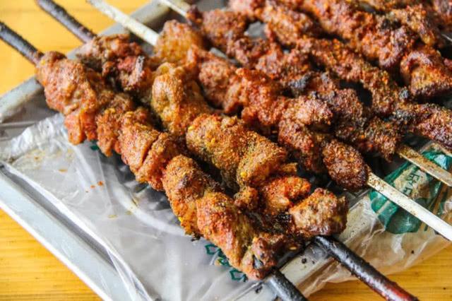 原创东北烧烤师傅"放大招",冰棍,泡面"都烤",有想不到没做不到