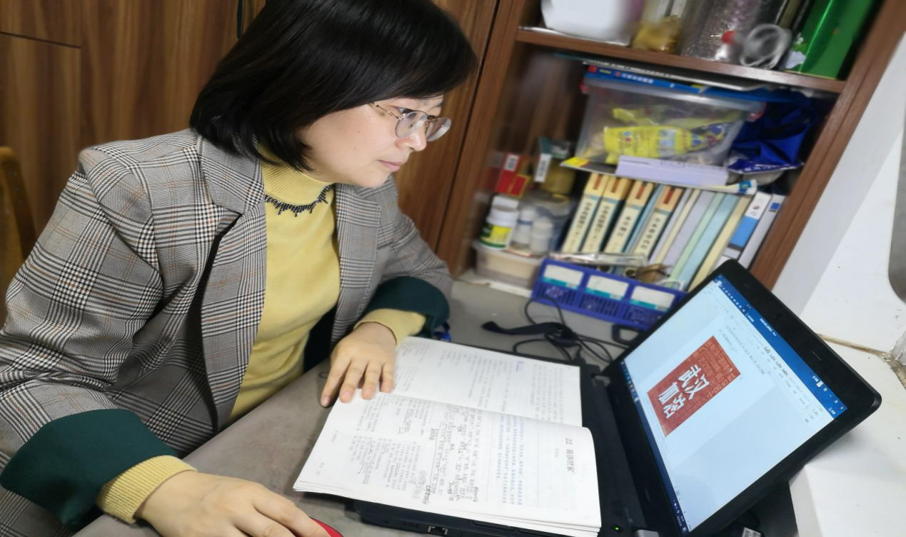 李秋丽老师认真备课在线课堂,虽然隔着屏幕,但是只要用心构思,可以