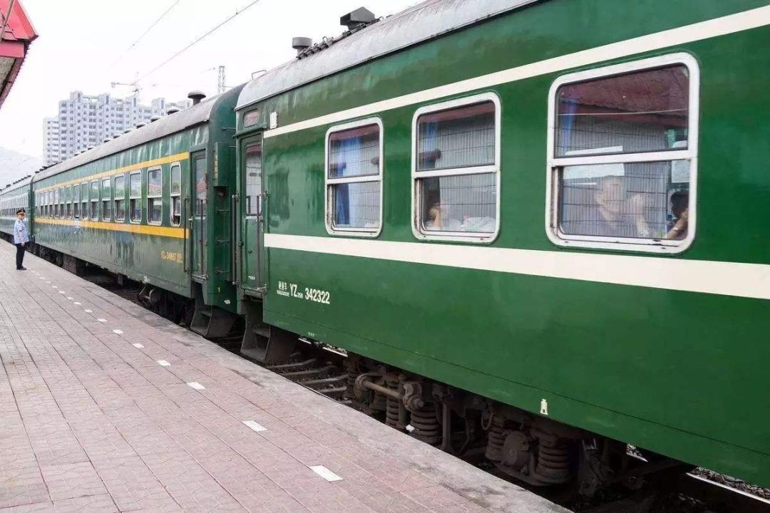 如今高铁盛行,为何仍这么多人坐绿皮火车?