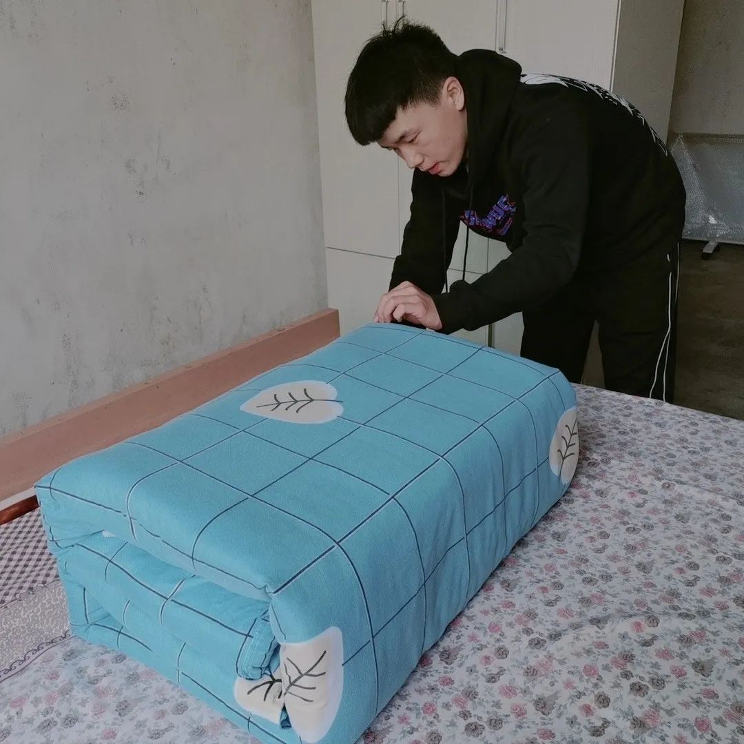 在家里能继续保持在陕铁院的生活习惯,道桥工程系特举办"学雷锋,叠军