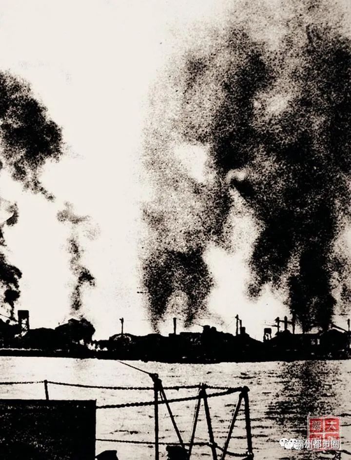 大清河畔硝烟四起在枪林弹雨中前进1945年7月收复扬芬港接近敌人工事