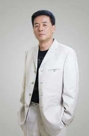 【诵读者简介】曲国强,四川人民艺术剧院演员,代表作:《扫黑重案组》