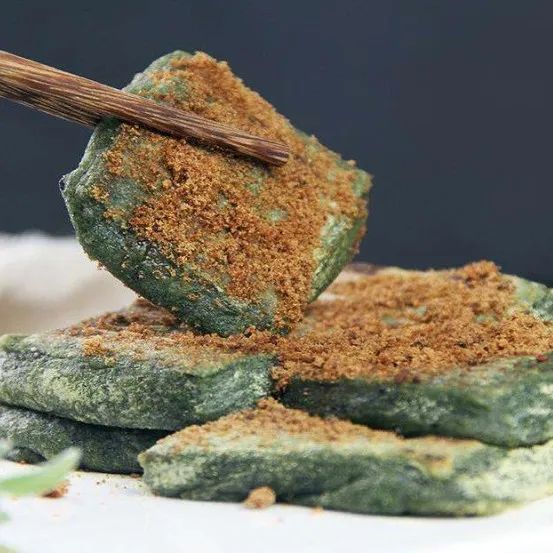 饼"的包容力和年糕一样,特别强,中间夹上一片芝士,然后沾上蛋液再煎制