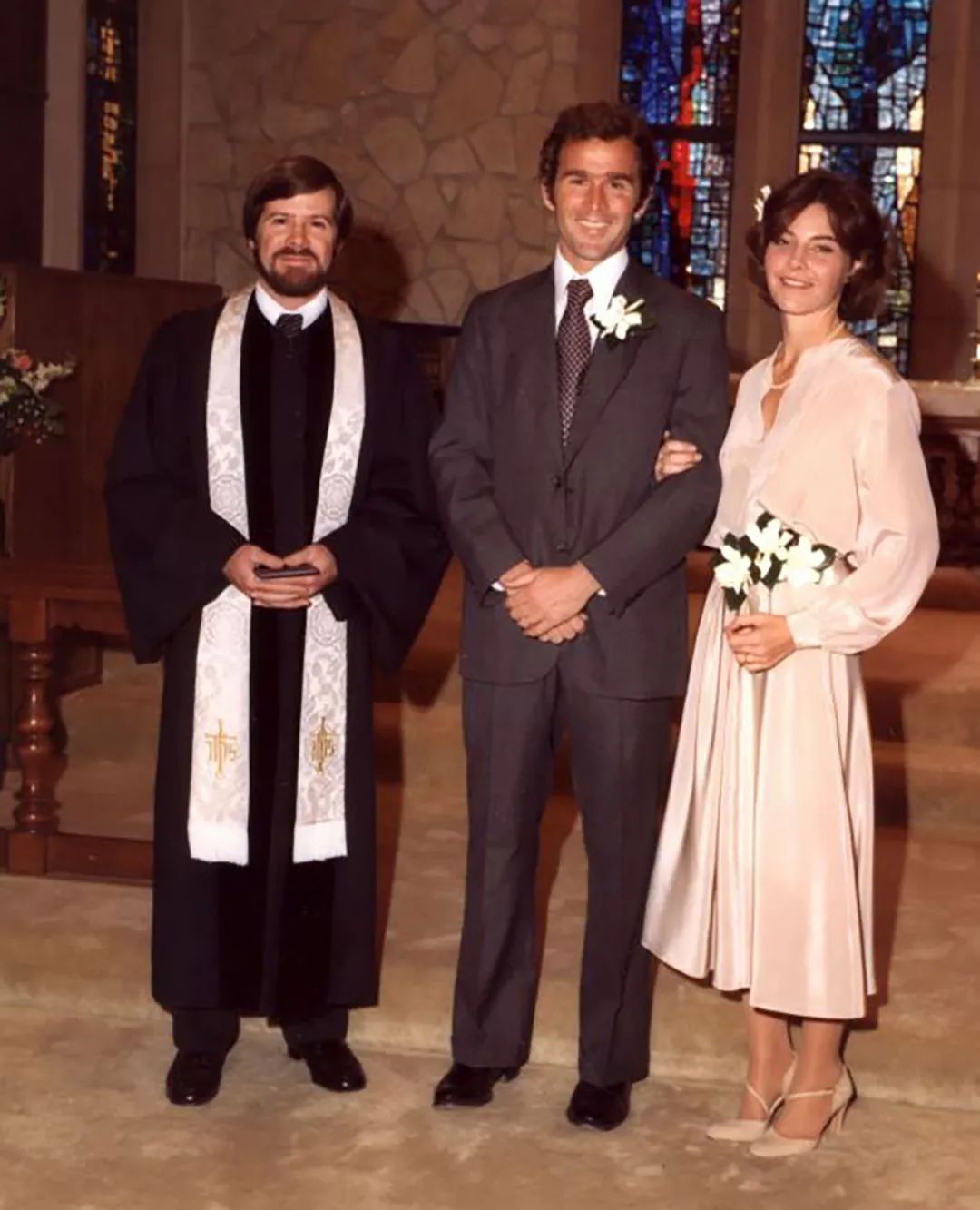 小布什42年前结婚好甜被娇妻劳拉温柔挽手身旁还有老妈芭芭拉