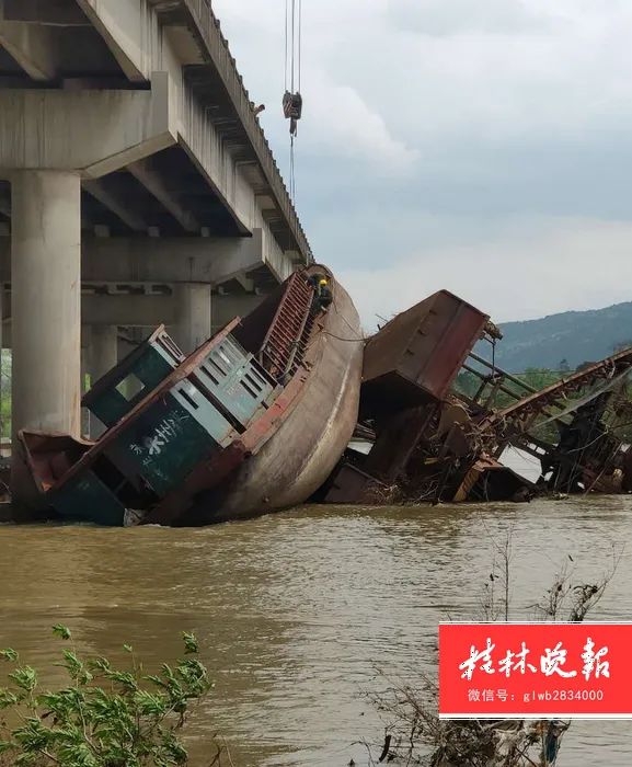 全州这个地方因挖沙船撞上桥梁船翻了双车道全幅封闭