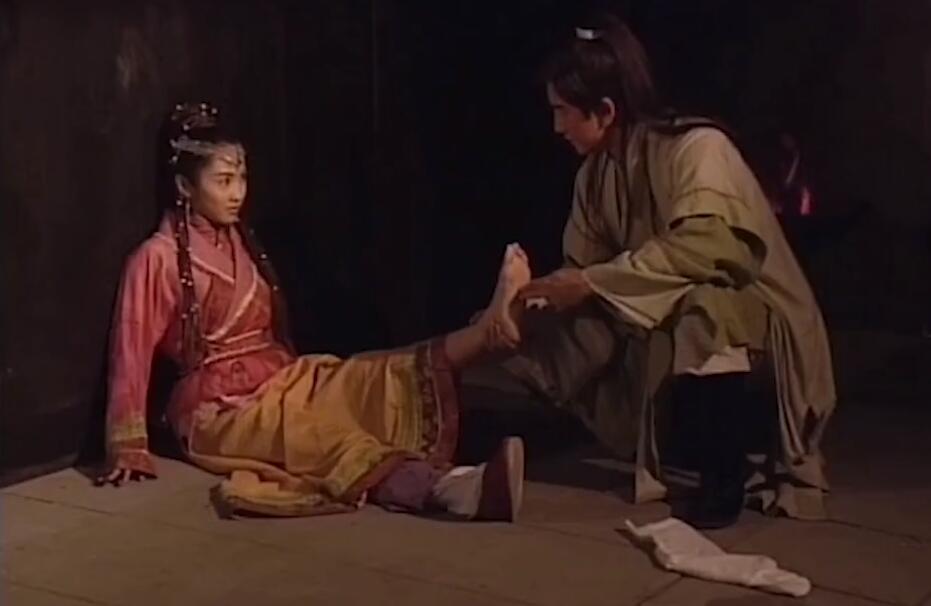 原创四版张无忌挠赵敏脚丫黎姿最美陈钰琪可爱邓超安以轩版没法看