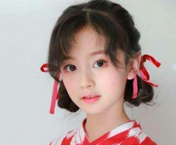 11岁女孩因颜值高被禁止整容日常浓妆惹争议网友太过早熟