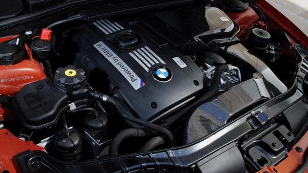 还是选择使用了曾经宝马非常重视的直列6气缸的n54b30a涡轮增压发动机