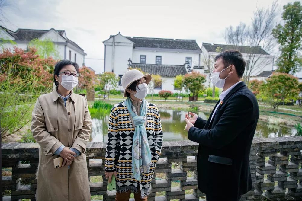 庭院"建设工作,平湖市妇联副主席卫忠勤,林埭镇党委副书记陈漫远陪同