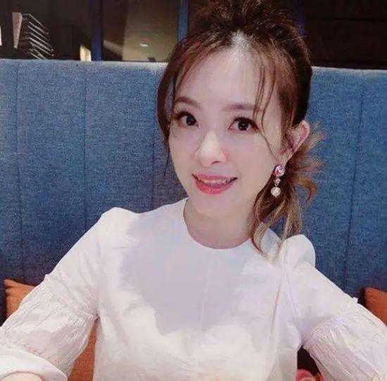 刘真踩着高跟跺脚撒娇的独立女性