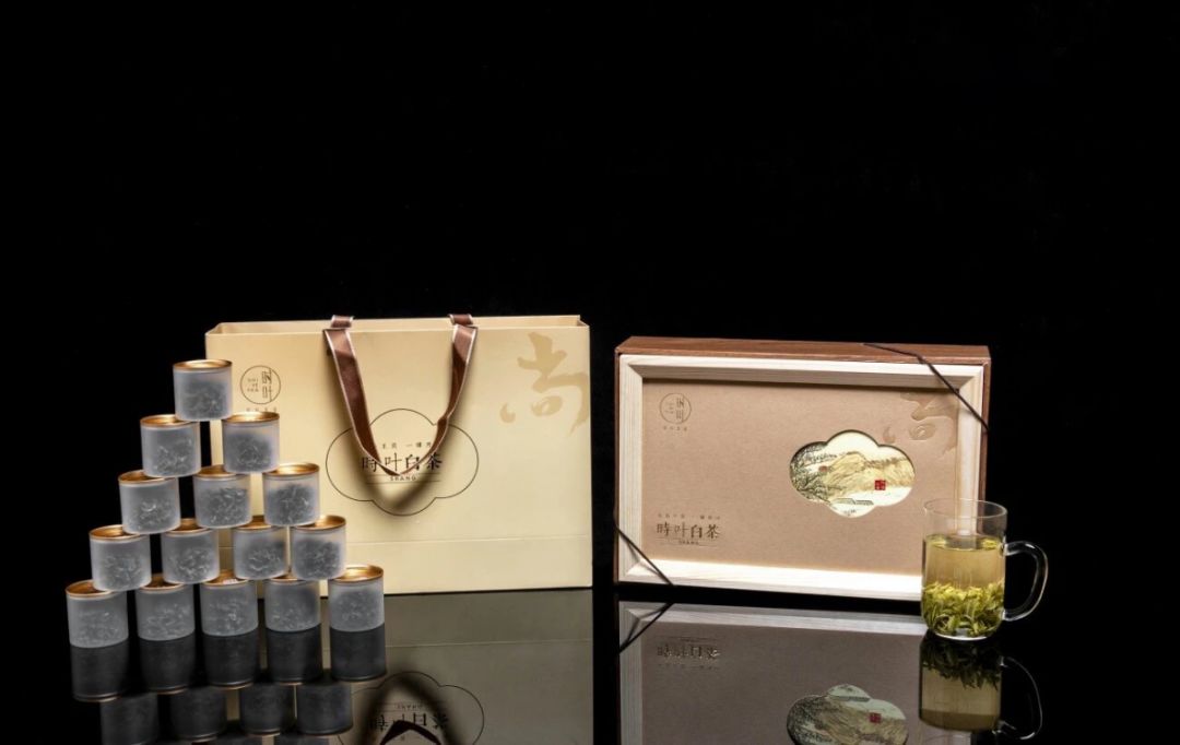 白茶礼盒相框自带印刷图是由清代吴谷祥所绘的虞山十八景选图(由常熟