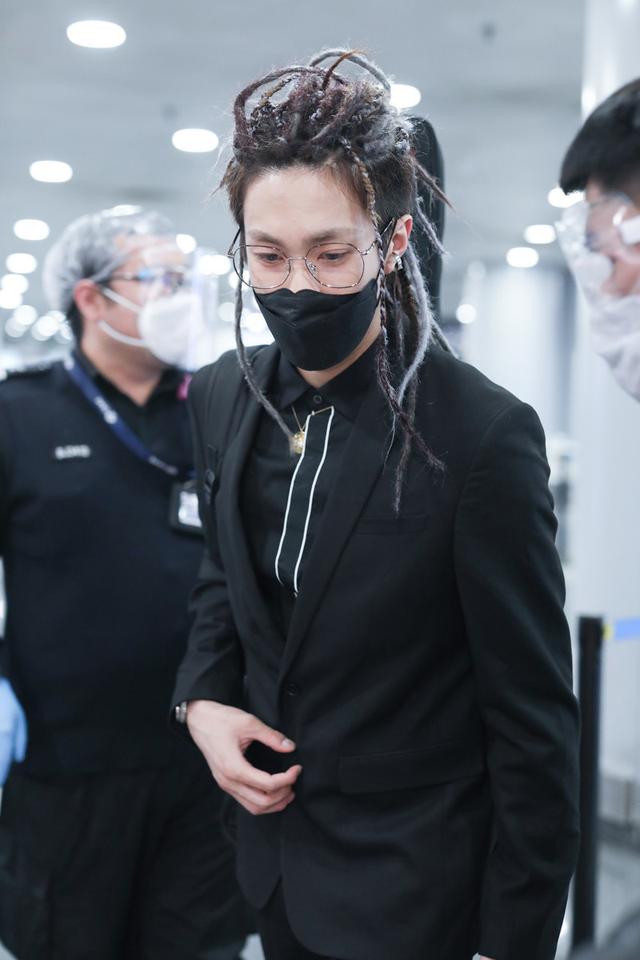 oner岳岳变身脏辫少年,戴金丝眼镜实力演绎"斯文败类"