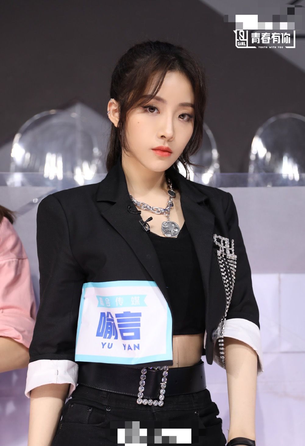 《青你2》最社会选手!纹满背凤凰打舌钉唇钉,抽雪茄拍大尺度照_喻言