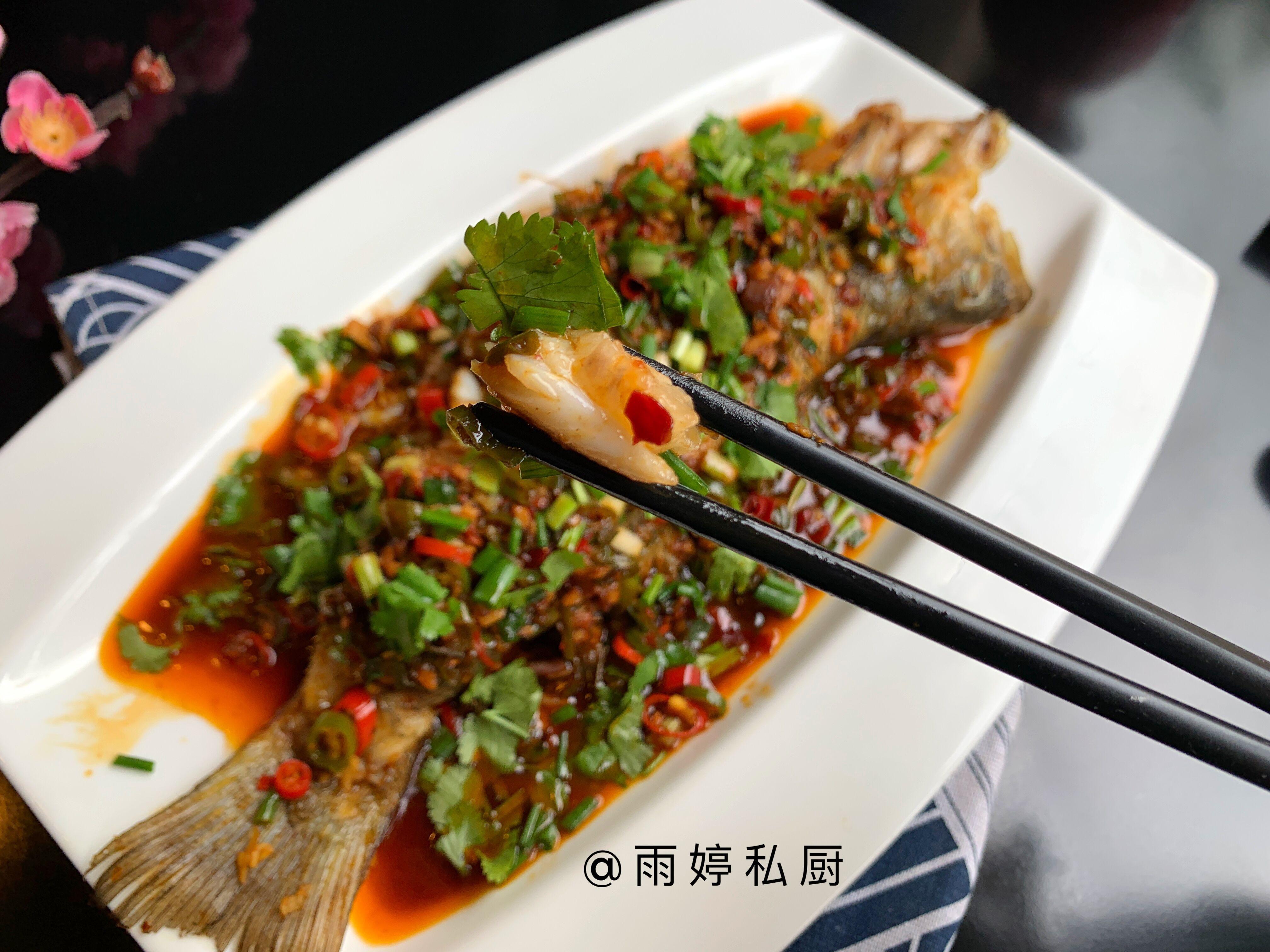 鲈鱼别只会清蒸了这样做味鲜醇厚更下饭7分钟就上桌